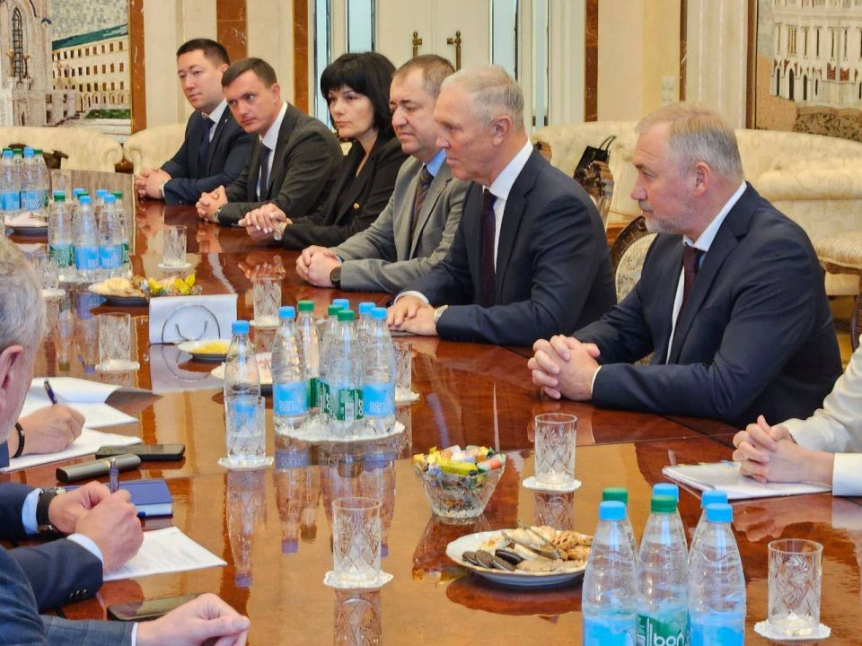 Владимир Сальдо встретился в Минске с послом России Борисом Грызловым Владимир Сальдо встретился в Минске с послом России Борисом Грызловым
