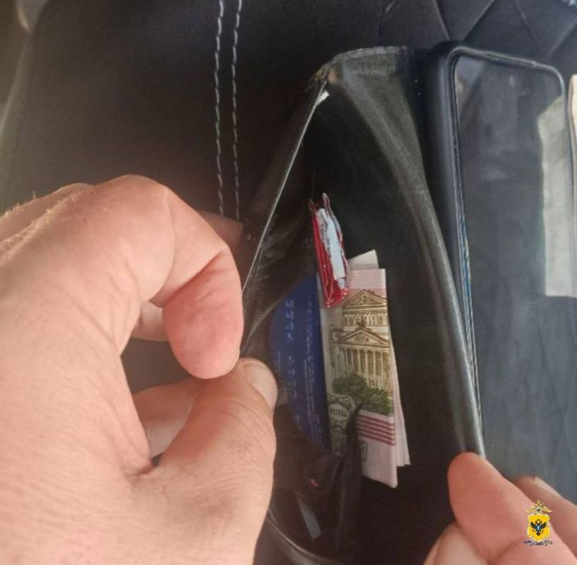 В Херсонской области полицейские обнаружили в автомобиле тайники с «синтетикой» В Херсонской области полицейские обнаружили в автомобиле тайники с «синтетикой»