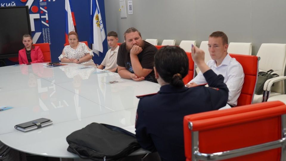 Сотрудники Херсонского ЛО МВД России на транспорте провели круглый стол для студентов Сотрудники Херсонского ЛО МВД России на транспорте провели круглый стол для студентов