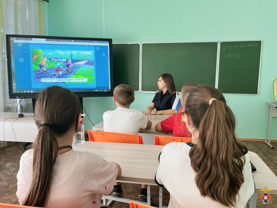В Херсонской области сотрудники Госавтоинспекции провели занятие для школьников