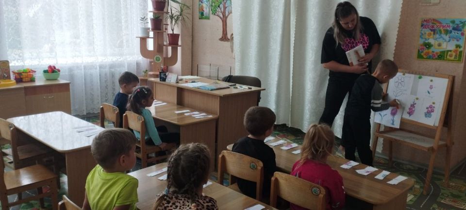 В Тавричанском детском саду "Ромашка" прошло увлекательное занятие под названием "Цветы осенью" В Тавричанском детском саду "Ромашка" прошло увлекательное занятие под названием "Цветы осенью"