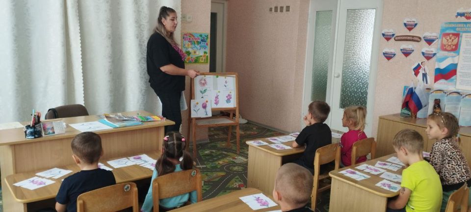 В Тавричанском детском саду "Ромашка" прошло увлекательное занятие под названием "Цветы осенью" В Тавричанском детском саду "Ромашка" прошло увлекательное занятие под названием "Цветы осенью"