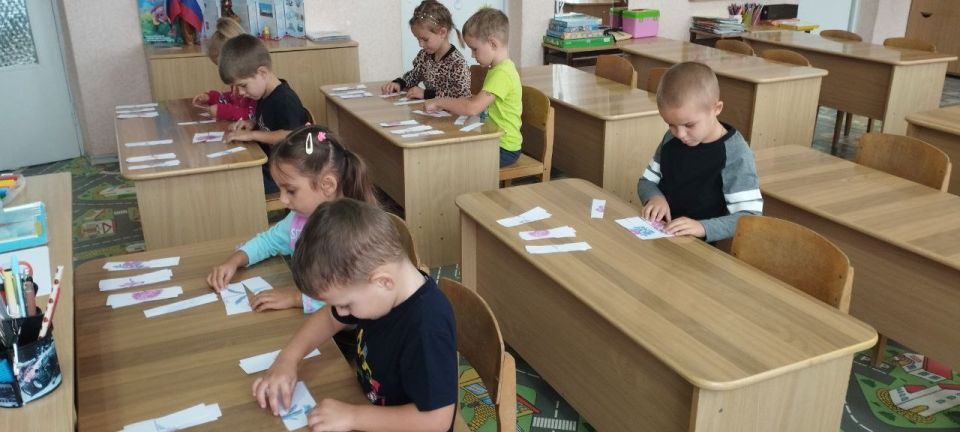 В Тавричанском детском саду "Ромашка" прошло увлекательное занятие под названием "Цветы осенью" В Тавричанском детском саду "Ромашка" прошло увлекательное занятие под названием "Цветы осенью"