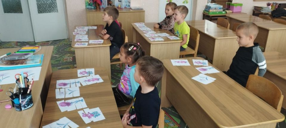 В Тавричанском детском саду "Ромашка" прошло увлекательное занятие под названием "Цветы осенью" В Тавричанском детском саду "Ромашка" прошло увлекательное занятие под названием "Цветы осенью"