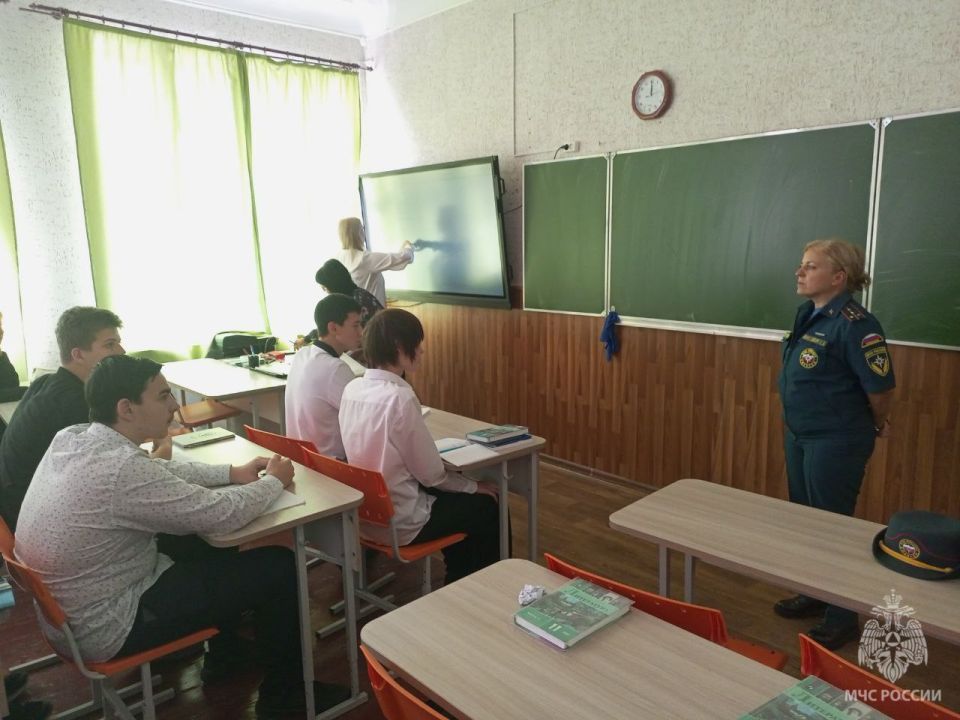 Мы ищем новых героев!. Накануне сотрудниками управления надзорной деятельности и профилактической работы Главного управления МЧС России по Херсонской области были проведены профориентационные беседы с учениками 9-11 классов...