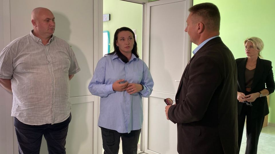 Представители «Единой России» посетил Красненскую школу, отремонтированную в прошлом году по народной программе и партийному проекту в Скадовском округе Представители «Единой России» посетил Красненскую школу, отремонтированную в прошлом году по народной программе и партийному проекту в Скадовском округе