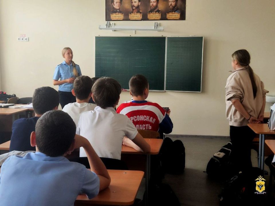 В Геническом округе полицейские провели занятие с учащимися школы-интерната В Геническом округе полицейские провели занятие с учащимися школы-интерната