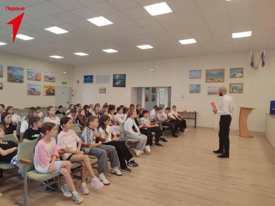 Сотрудники Движения Первых презентовали третий выпуск «Журнала Первых» в Геническом округе Сотрудники Движения Первых презентовали третий выпуск «Журнала Первых» в Геническом округе