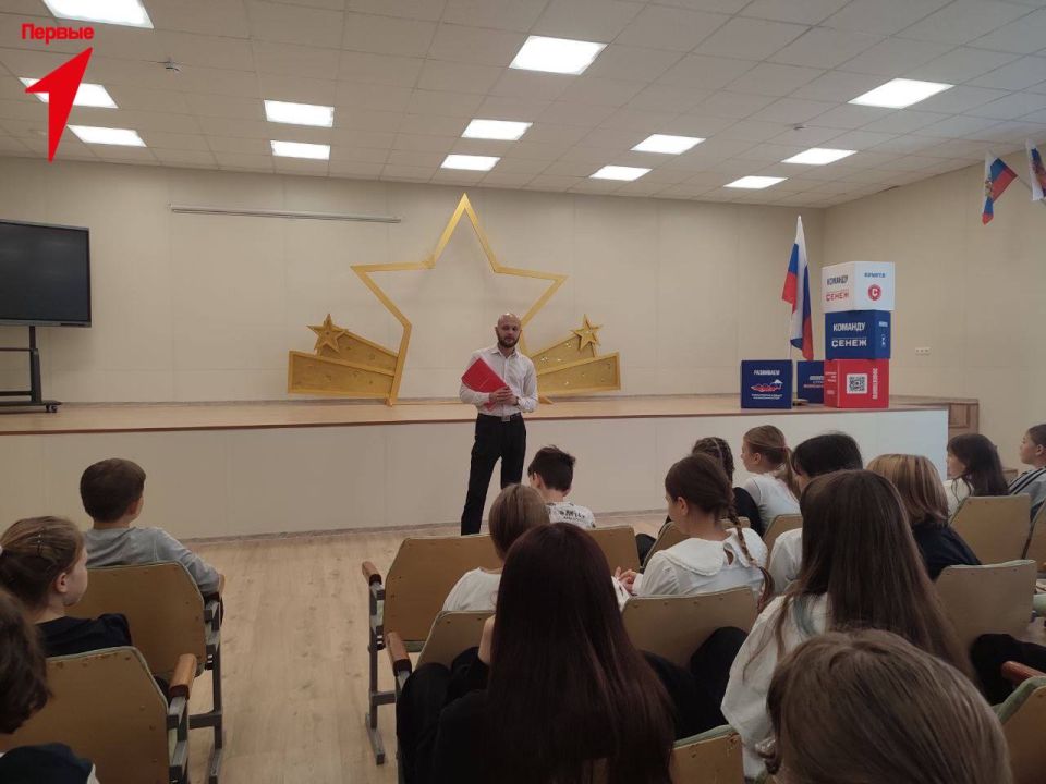 Сотрудники Движения Первых презентовали третий выпуск «Журнала Первых» в Геническом округе Сотрудники Движения Первых презентовали третий выпуск «Журнала Первых» в Геническом округе