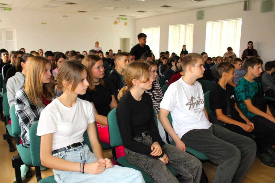 Сотрудники транспортной полиции Запорожья провели профилактическую лекцию для школьников в рамках акции «Уступи дорогу поезду» Сотрудники транспортной полиции Запорожья провели профилактическую лекцию для школьников в рамках акции «Уступи дорогу поезду»