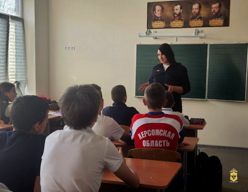 В Геническом округе полицейские провели занятие с учащимися школы-интерната