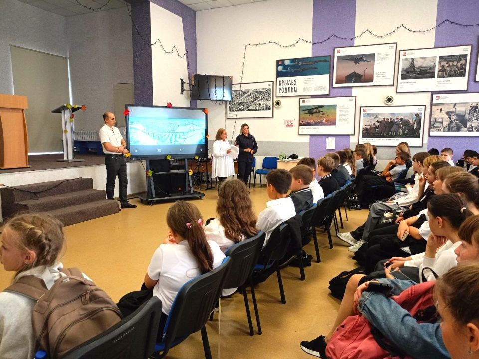 Сотрудники транспортной полиции Запорожья провели профилактическую лекцию для школьников в рамках акции «Уступи дорогу поезду» Сотрудники транспортной полиции Запорожья провели профилактическую лекцию для школьников в рамках акции «Уступи дорогу поезду»