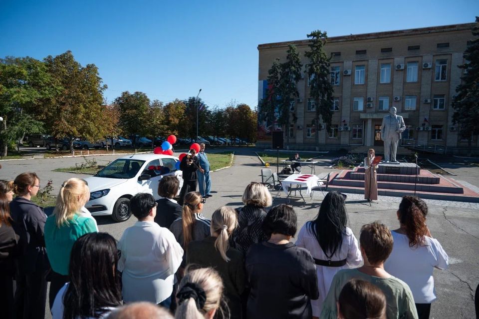 Владимир Сальдо: Вручили автомобиль жителю с ограниченными возможностями Владимир Сальдо: Вручили автомобиль жителю с ограниченными возможностями