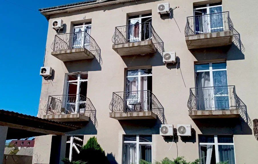 В Железном Порту из-за обстрела ВСУ повреждено здание управления Черноморского биосферного заповедника В Железном Порту из-за обстрела ВСУ повреждено здание управления Черноморского биосферного заповедника