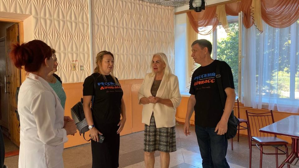 Посуду для столовых техникума и школы в Геническом округе передали волонтеры при содействии «Единой России» Посуду для столовых техникума и школы в Геническом округе передали волонтеры при содействии «Единой России»