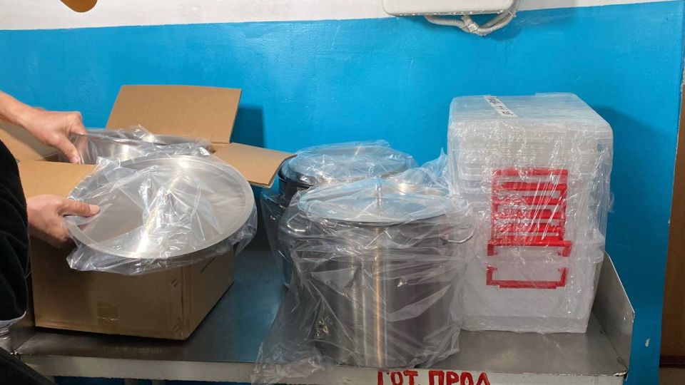 Посуду для столовых техникума и школы в Геническом округе передали волонтеры при содействии «Единой России» Посуду для столовых техникума и школы в Геническом округе передали волонтеры при содействии «Единой России»