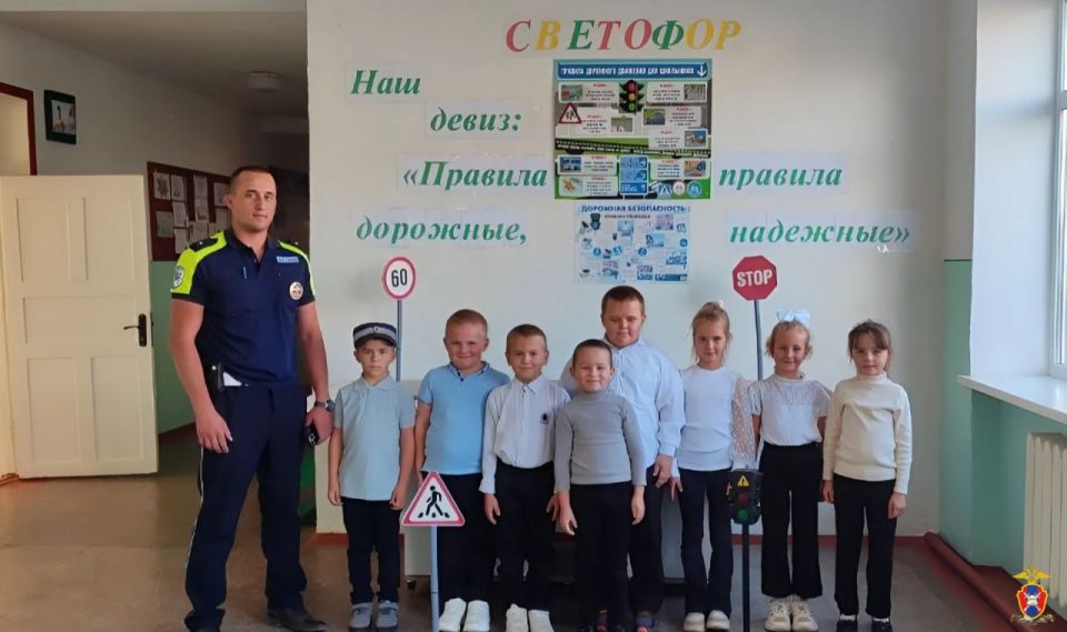 В Херсонской области сотрудники Госавтоинспекции провели профилактические мероприятия для школьников