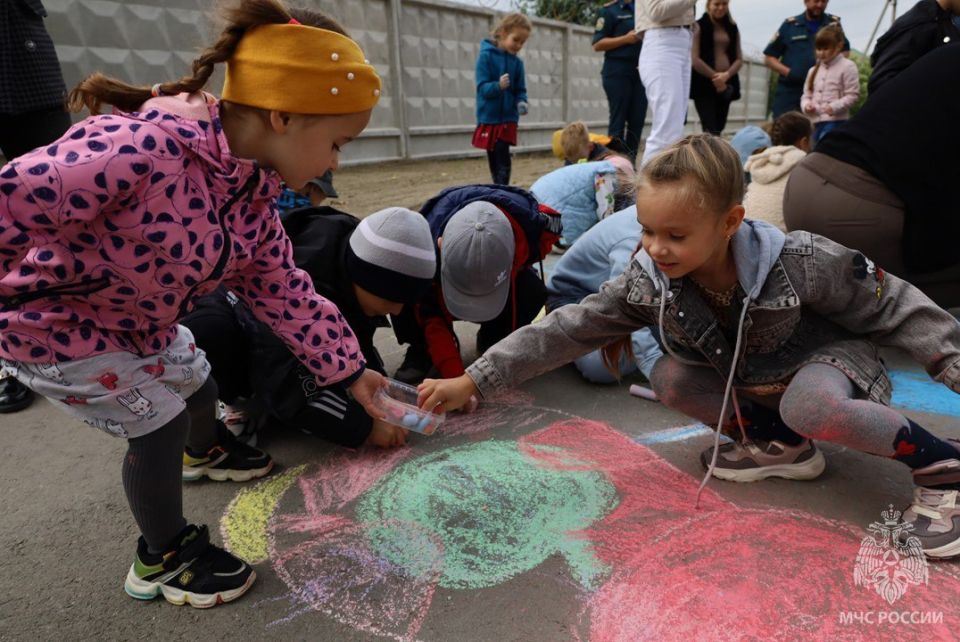 Конкурс детских рисунков на асфальте «Цвета Единства. Защитим вместе наше будущее!» Конкурс детских рисунков на асфальте «Цвета Единства. Защитим вместе наше будущее!»