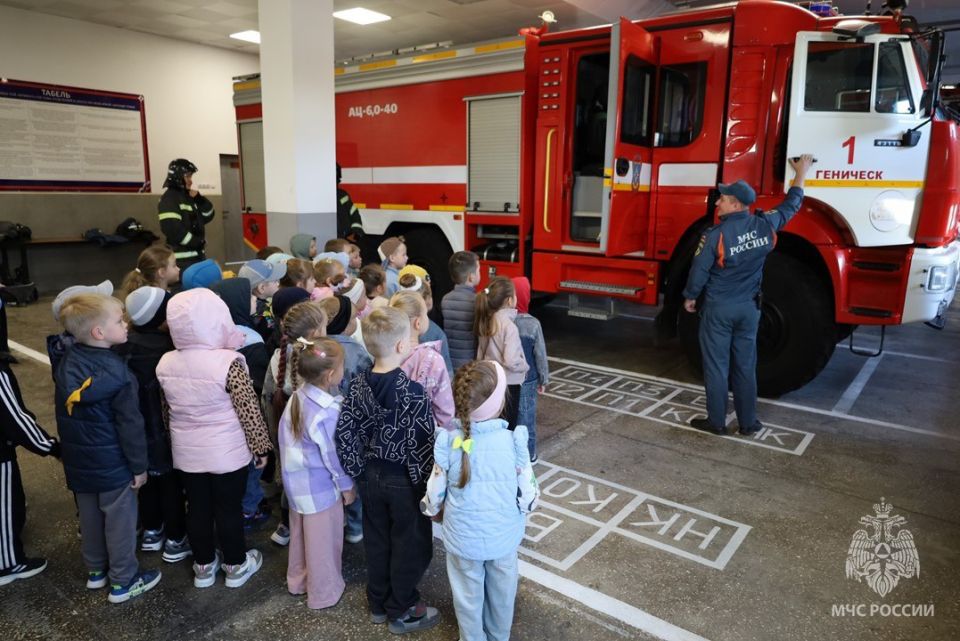 Конкурс детских рисунков на асфальте «Цвета Единства. Защитим вместе наше будущее!» Конкурс детских рисунков на асфальте «Цвета Единства. Защитим вместе наше будущее!»