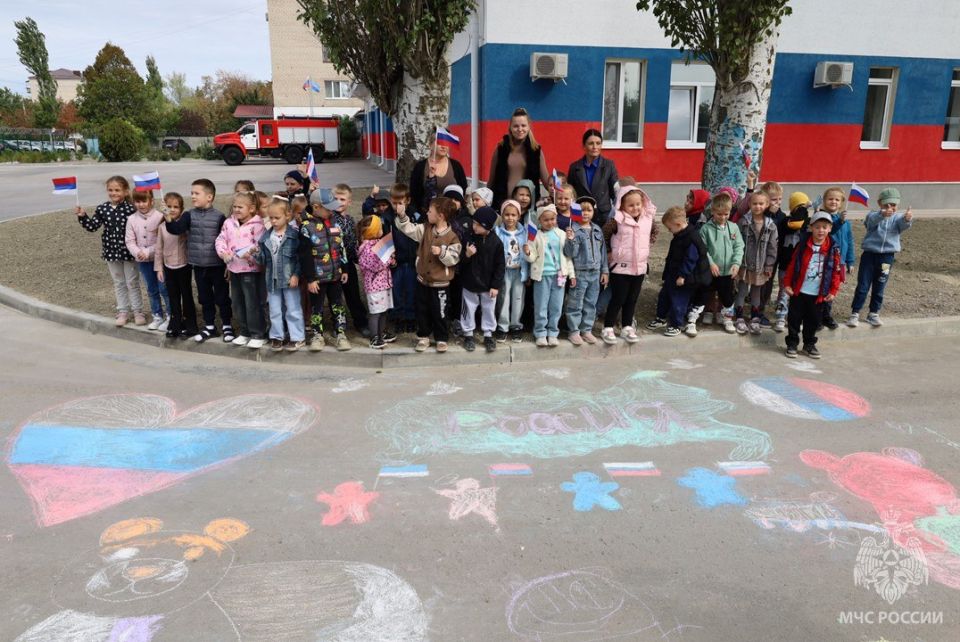 Конкурс детских рисунков на асфальте «Цвета Единства. Защитим вместе наше будущее!» Конкурс детских рисунков на асфальте «Цвета Единства. Защитим вместе наше будущее!»