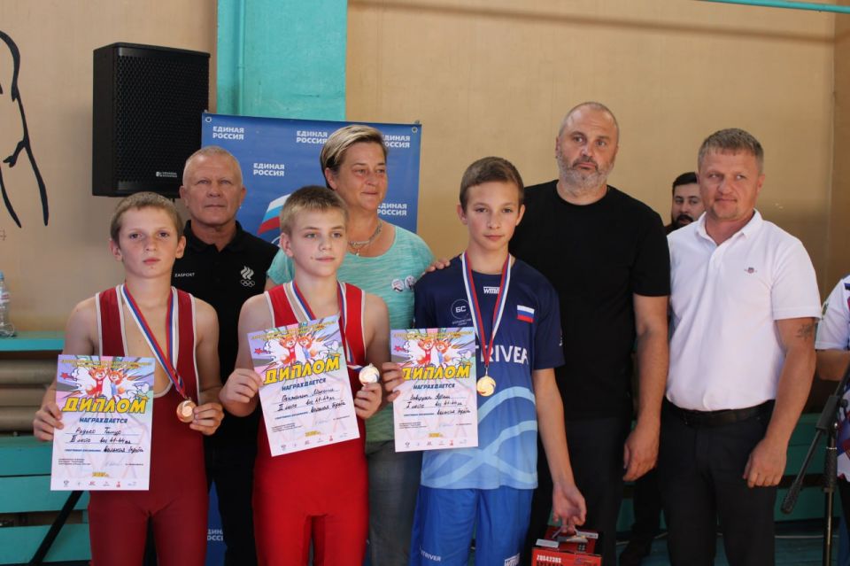 Соревнования регионального этапа Всероссийского фестиваля спортивной борьбы «Единой России» проходили по международным правилам по системе прямого выбывания Соревнования регионального этапа Всероссийского фестиваля спортивной борьбы «Единой России» проходили по международным правилам по системе прямого выбывания
