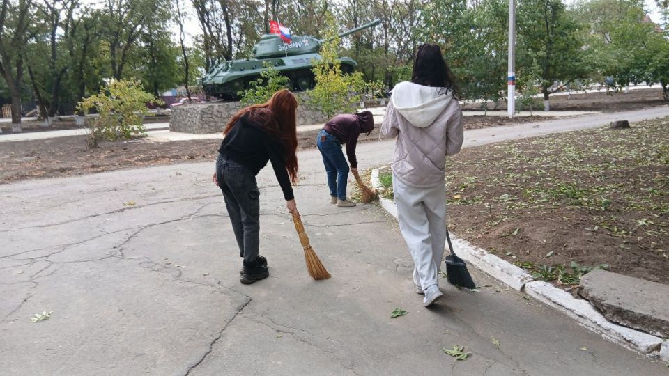 Субботник в ГБОУ ХО «Нижнесерогозская школа»: символ единства и патриотизма Субботник в ГБОУ ХО «Нижнесерогозская школа»: символ единства и патриотизма