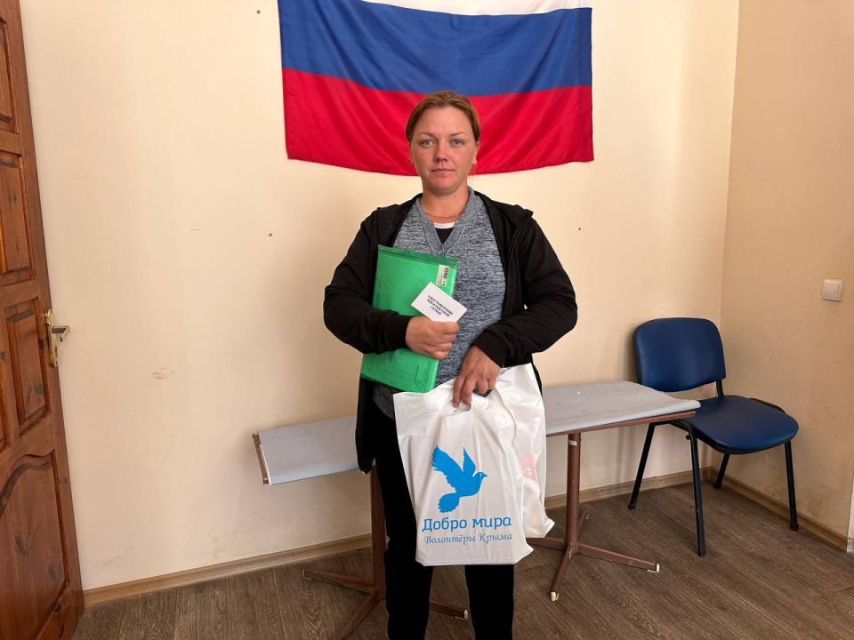 Представители Управления труда и социальной защиты Каховского МО вручили удостоверения многодетным семьям Представители Управления труда и социальной защиты Каховского МО вручили удостоверения многодетным семьям