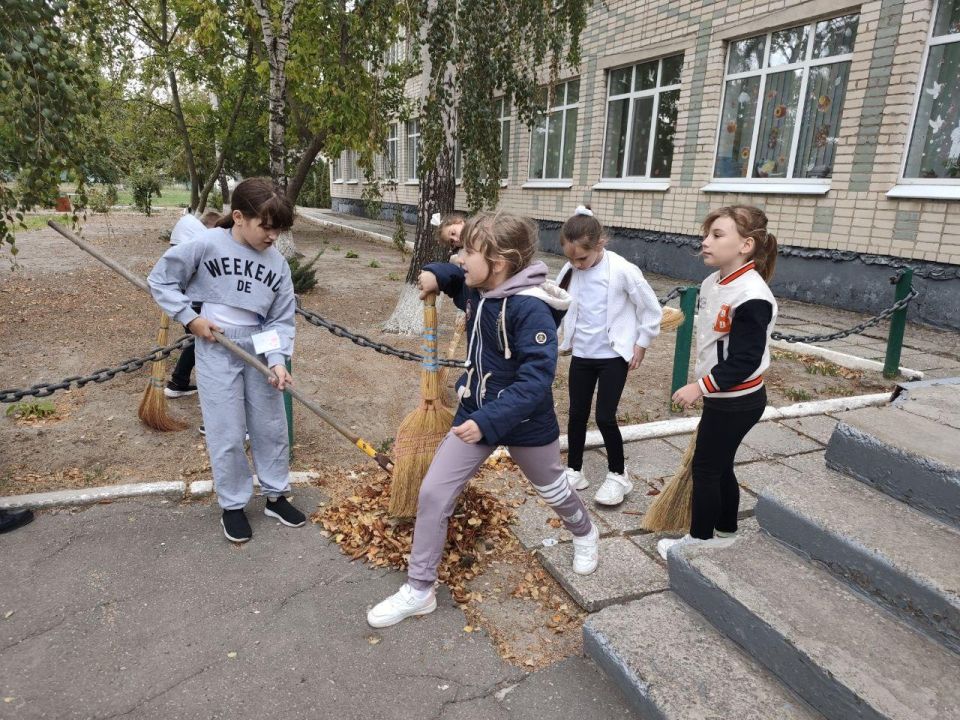 Субботник ко Дню воссоединения прошел в Приморской школе Субботник ко Дню воссоединения прошел в Приморской школе