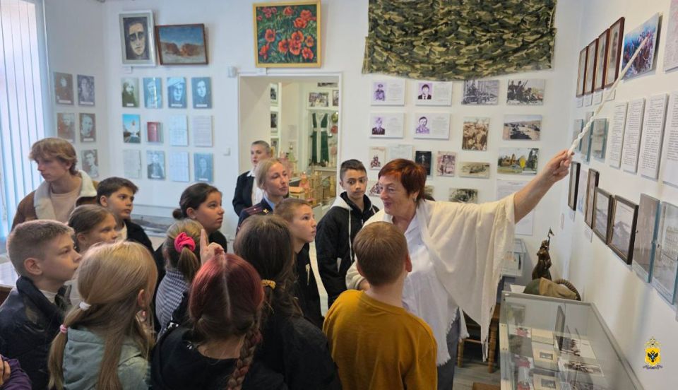 Херсонские полицейские сводили школьников накануне Дня города в краеведческий музей