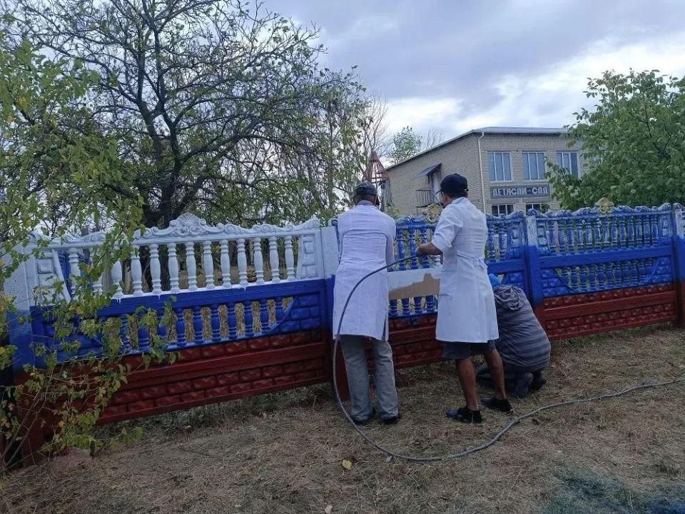 В селе Доброполье обновили ограждение в детском саду В селе Доброполье обновили ограждение в детском саду