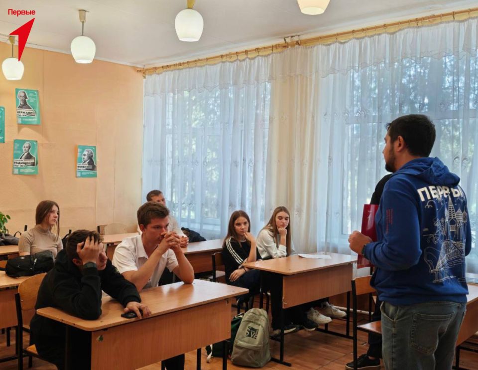 Специалисты Движения Первых передали во Владимировскую школу сборники «Связь поколений» и «Диалог о миссии СВО» Специалисты Движения Первых передали во Владимировскую школу сборники «Связь поколений» и «Диалог о миссии СВО»