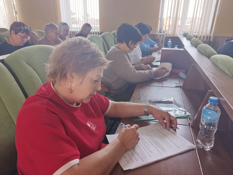 В Геническе члены избиркомов написали Избирательный диктант В Геническе члены избиркомов написали Избирательный диктант