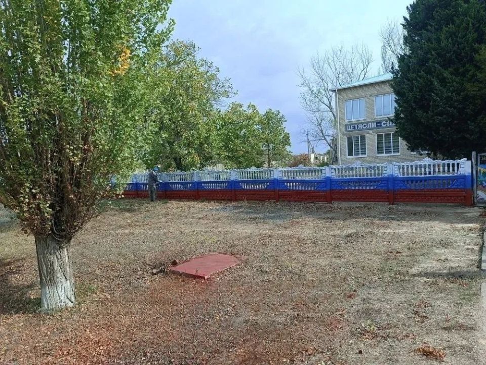В селе Доброполье обновили ограждение в детском саду В селе Доброполье обновили ограждение в детском саду