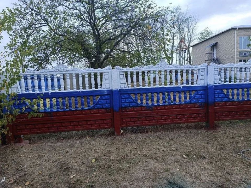 В селе Доброполье обновили ограждение в детском саду В селе Доброполье обновили ограждение в детском саду