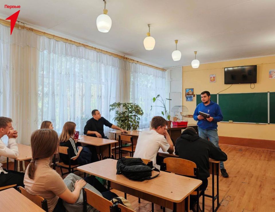 Специалисты Движения Первых передали во Владимировскую школу сборники «Связь поколений» и «Диалог о миссии СВО» Специалисты Движения Первых передали во Владимировскую школу сборники «Связь поколений» и «Диалог о миссии СВО»