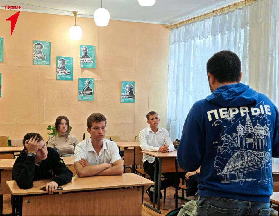 Специалисты Движения Первых передали во Владимировскую школу сборники «Связь поколений» и «Диалог о миссии СВО» Специалисты Движения Первых передали во Владимировскую школу сборники «Связь поколений» и «Диалог о миссии СВО»
