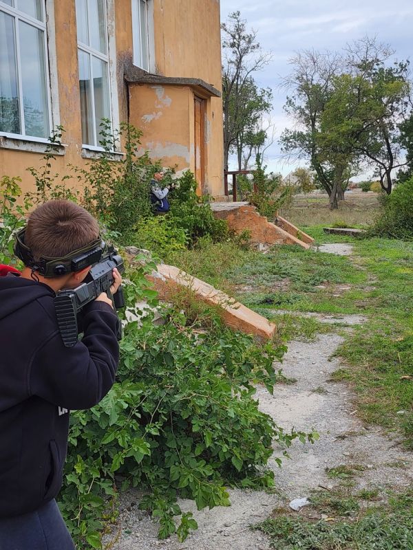 Ребята из села Азовское отметили День воссоединения России с ДНР, ЛНР, Запорожской и Херсонской областями увлекательной игрой в Лазертаг Ребята из села Азовское отметили День воссоединения России с ДНР, ЛНР, Запорожской и Херсонской областями увлекательной игрой в Лазертаг