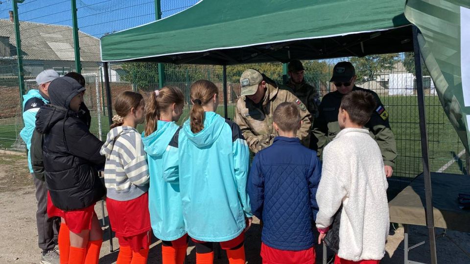 На площадках от центра «ВОИН» его сотрудники предлагали участникам и зрителям «Уличной лиги» пострелять из пневматических винтовок по мишеням, рассказывали о тактической медицине и показывали реанимацию на манекене, а также... На площадках от центра «ВОИН» его сотрудники предлагали участникам и зрителям «Уличной лиги» пострелять из пневматических винтовок по мишеням, рассказывали о тактической медицине и показывали реанимацию на манекене, а также...