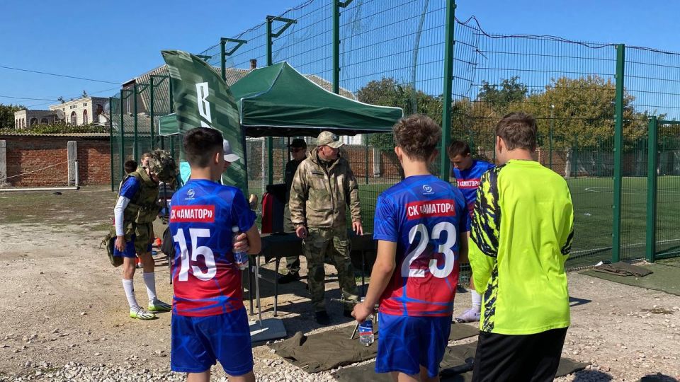 На площадках от центра «ВОИН» его сотрудники предлагали участникам и зрителям «Уличной лиги» пострелять из пневматических винтовок по мишеням, рассказывали о тактической медицине и показывали реанимацию на манекене, а также... На площадках от центра «ВОИН» его сотрудники предлагали участникам и зрителям «Уличной лиги» пострелять из пневматических винтовок по мишеням, рассказывали о тактической медицине и показывали реанимацию на манекене, а также...