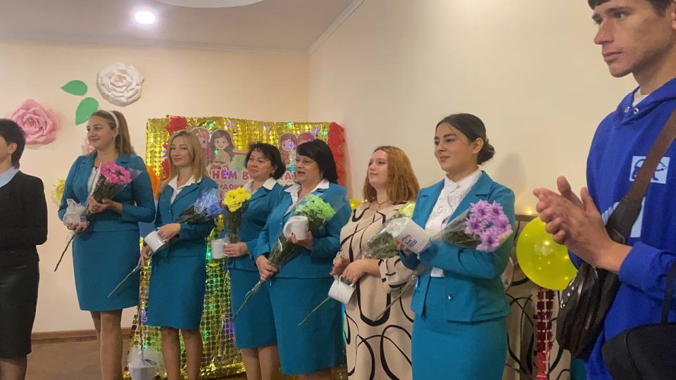 В День воспитателя, который отмечался накануне, работников дошкольных учреждений поздравили участницы «Женского движения Единой России» и молодогвардейцы В День воспитателя, который отмечался накануне, работников дошкольных учреждений поздравили участницы «Женского движения Единой России» и молодогвардейцы