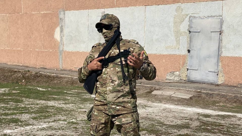 На площадках от центра «ВОИН» его сотрудники предлагали участникам и зрителям «Уличной лиги» пострелять из пневматических винтовок по мишеням, рассказывали о тактической медицине и показывали реанимацию на манекене, а также... На площадках от центра «ВОИН» его сотрудники предлагали участникам и зрителям «Уличной лиги» пострелять из пневматических винтовок по мишеням, рассказывали о тактической медицине и показывали реанимацию на манекене, а также...