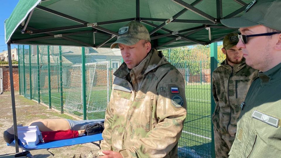 На площадках от центра «ВОИН» его сотрудники предлагали участникам и зрителям «Уличной лиги» пострелять из пневматических винтовок по мишеням, рассказывали о тактической медицине и показывали реанимацию на манекене, а также... На площадках от центра «ВОИН» его сотрудники предлагали участникам и зрителям «Уличной лиги» пострелять из пневматических винтовок по мишеням, рассказывали о тактической медицине и показывали реанимацию на манекене, а также...