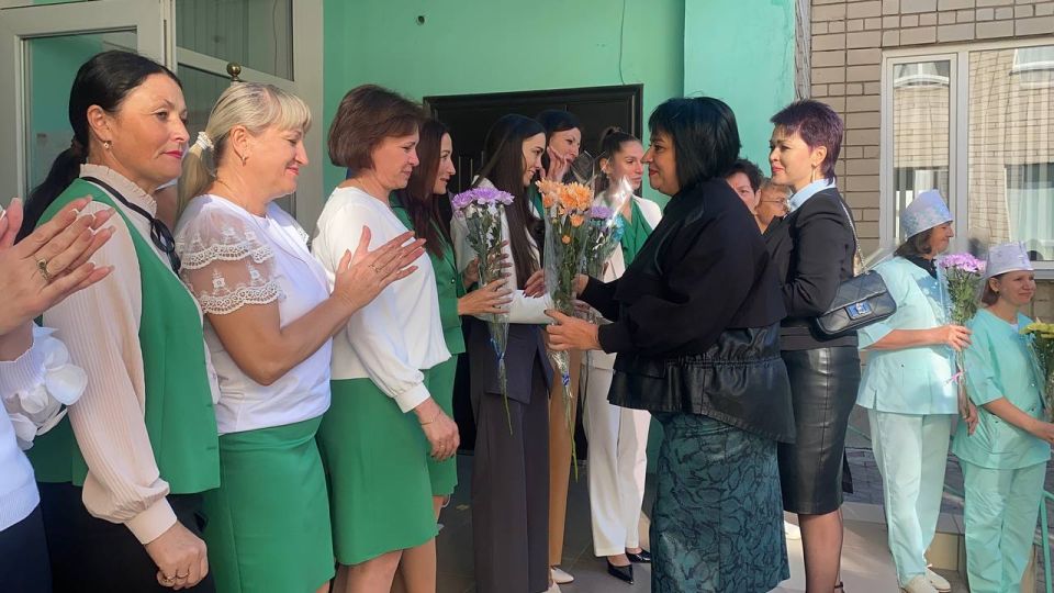 В День воспитателя, который отмечался накануне, работников дошкольных учреждений поздравили участницы «Женского движения Единой России» и молодогвардейцы В День воспитателя, который отмечался накануне, работников дошкольных учреждений поздравили участницы «Женского движения Единой России» и молодогвардейцы