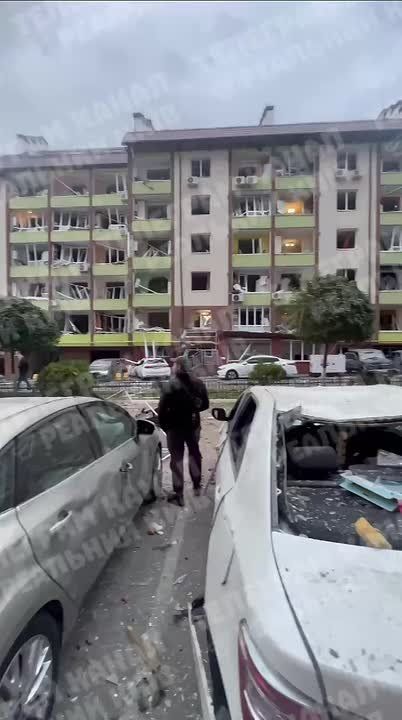 В Киеве пострадала целая улица после ночной атаки