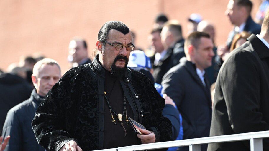 Американский актер Стивен Сигал приехал на прощание с Тиграном Кеосаяном, которое проходит сегодня у Армянской церкви на Олимпийском проспекте в Москве