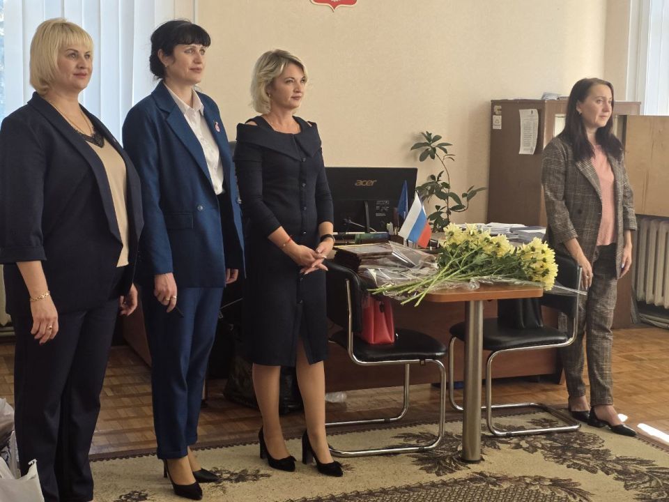 В День воспитателя, который отмечался накануне, работников дошкольных учреждений поздравили участницы «Женского движения Единой России» и молодогвардейцы В День воспитателя, который отмечался накануне, работников дошкольных учреждений поздравили участницы «Женского движения Единой России» и молодогвардейцы