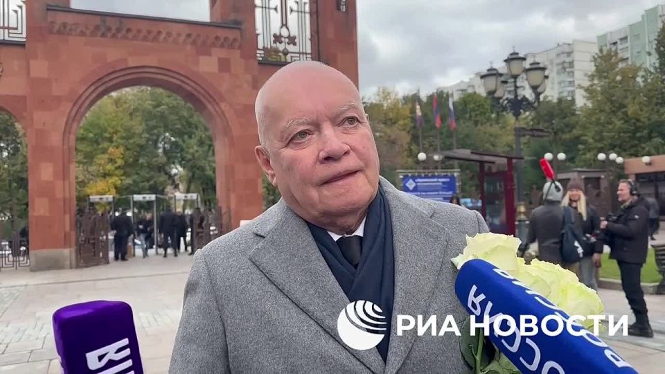 Церемония прощания с режиссером Тиграном Кеосаяном проходит в Армянской Церкви на Олимпийском Проспекте