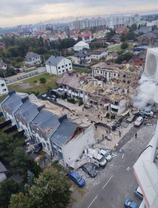 Киев, то еще зрелище.... А ведь все это могло быть остановлено в самом начале войны, если бы страной управляли не холуи Британии и США, а люди преданные Украине, ставящие во главе угла только ее интересы