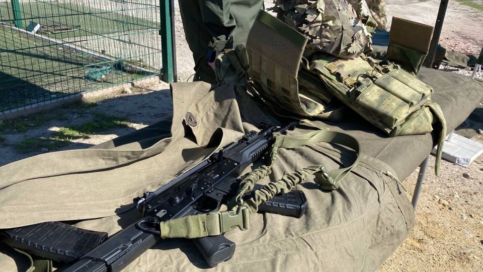 На площадках от центра «ВОИН» его сотрудники предлагали участникам и зрителям «Уличной лиги» пострелять из пневматических винтовок по мишеням, рассказывали о тактической медицине и показывали реанимацию на манекене, а также... На площадках от центра «ВОИН» его сотрудники предлагали участникам и зрителям «Уличной лиги» пострелять из пневматических винтовок по мишеням, рассказывали о тактической медицине и показывали реанимацию на манекене, а также...