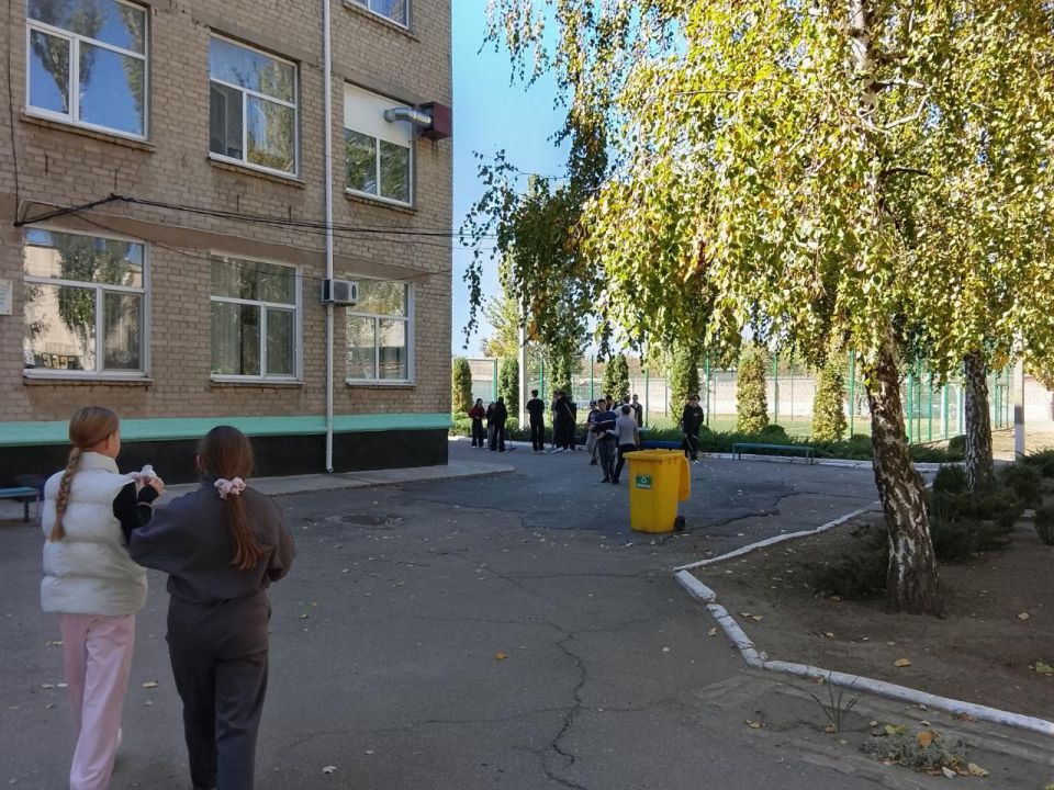 Школьники и сотрудники парка «Джарылгач» провели совместный субботник в Скадовске Школьники и сотрудники парка «Джарылгач» провели совместный субботник в Скадовске